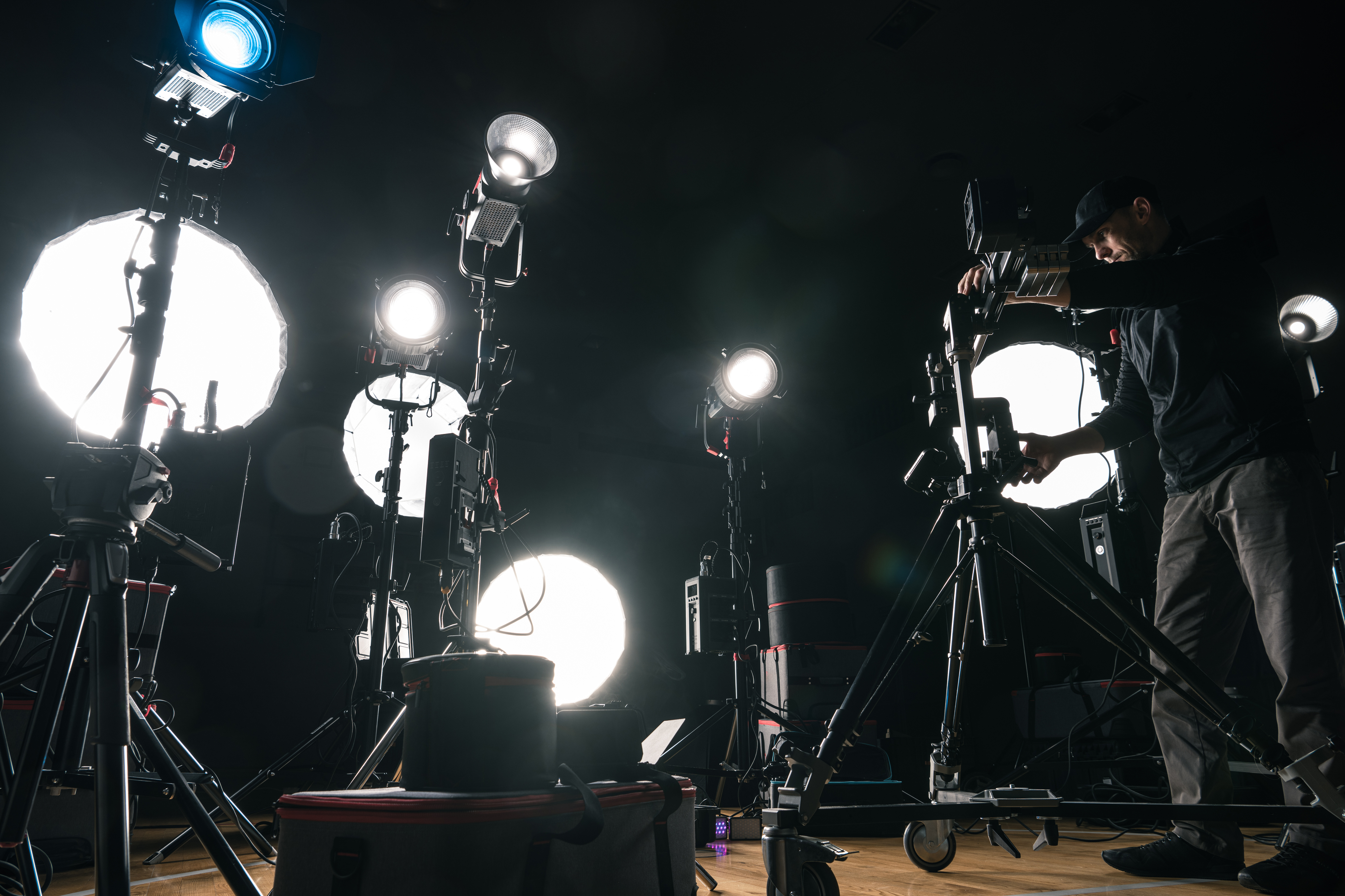 filmmaker-adjusting-camera-lighting-on-set-2024-06-03-20-06-18-utc